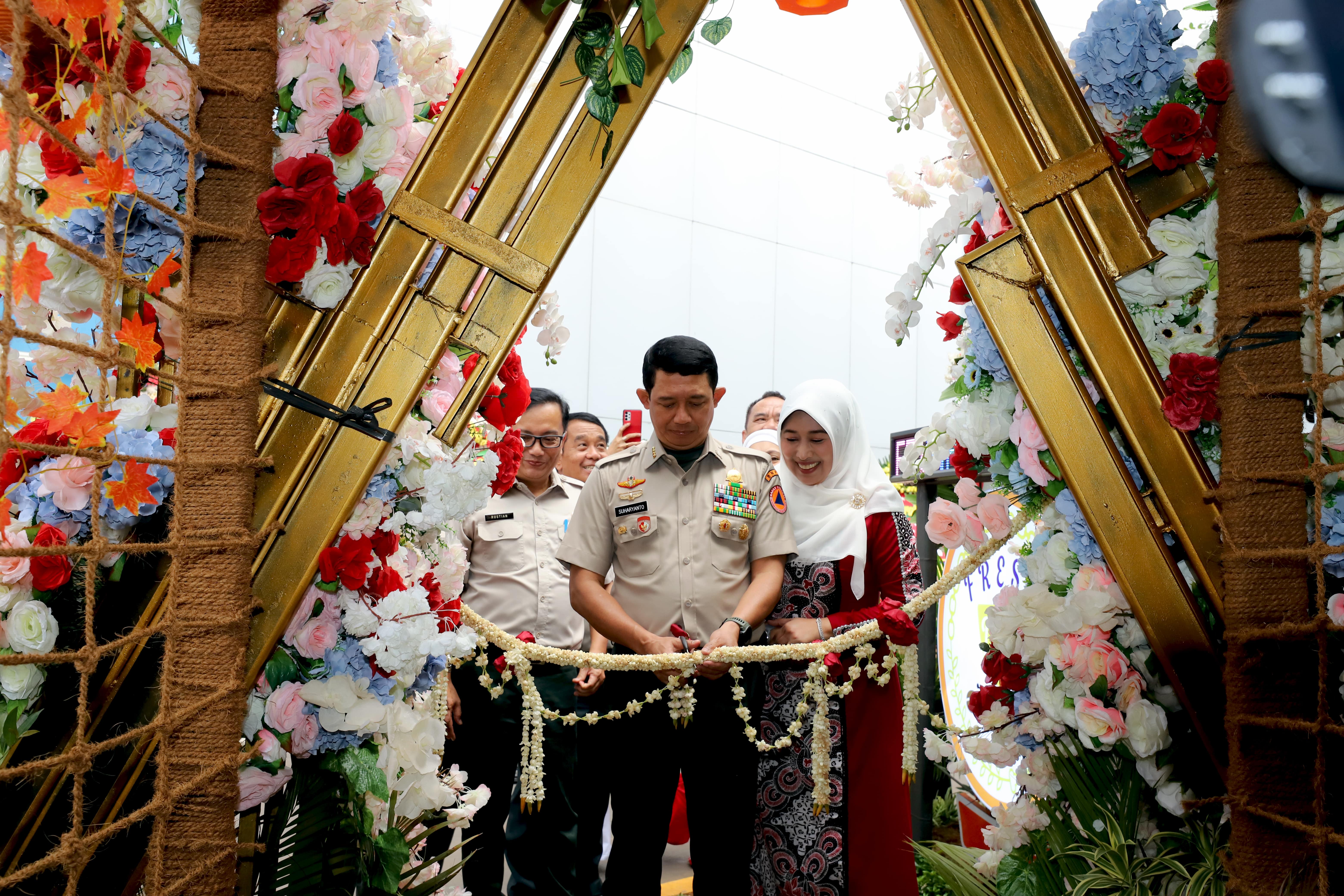 Kepala Badan Nasional Penanggulangan Bencana (BNPB) Letjen TNI SUharyanto meresmikan pembukaan Fresh DWP Cafe pada Senin (7/8). Fresh DWP Cafe diharapkan dapat memberikan pembaruan dan tempat bagi pegawai BNPB agar tidak perlu jauh-jauh untuk sekedar mencari minuman ringan.